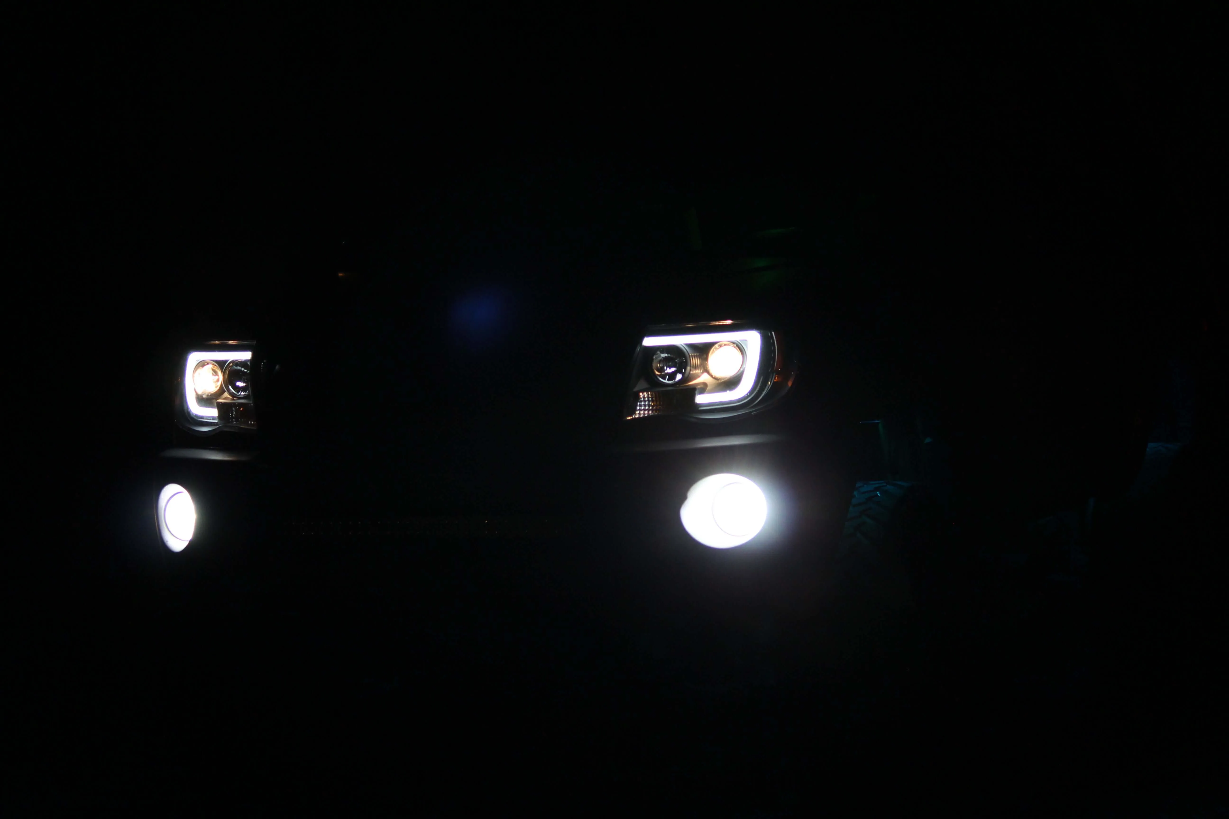 2005-2011 Toyota Tacoma LED Light Bar Projector Headlights