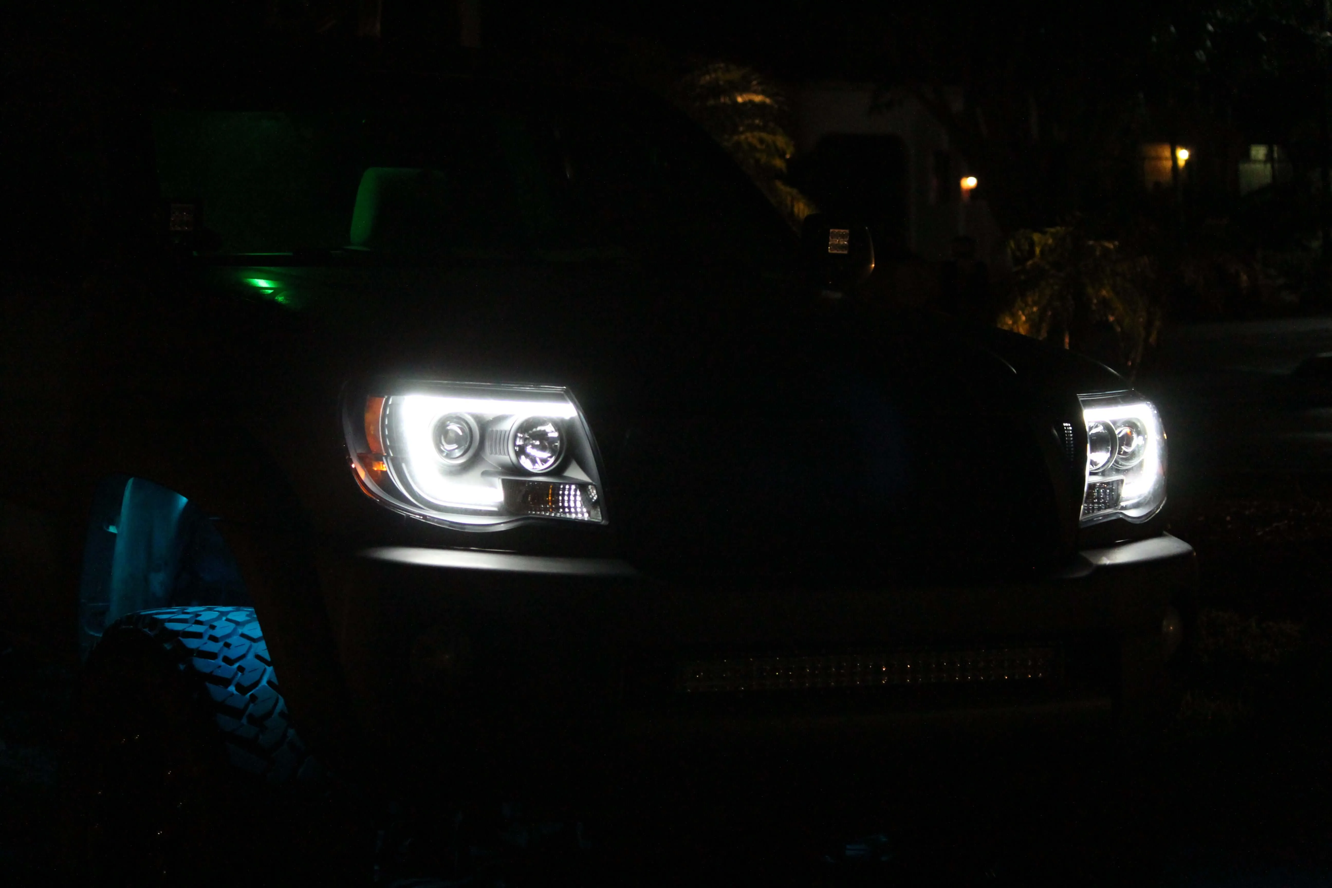 2005-2011 Toyota Tacoma LED Light Bar Projector Headlights