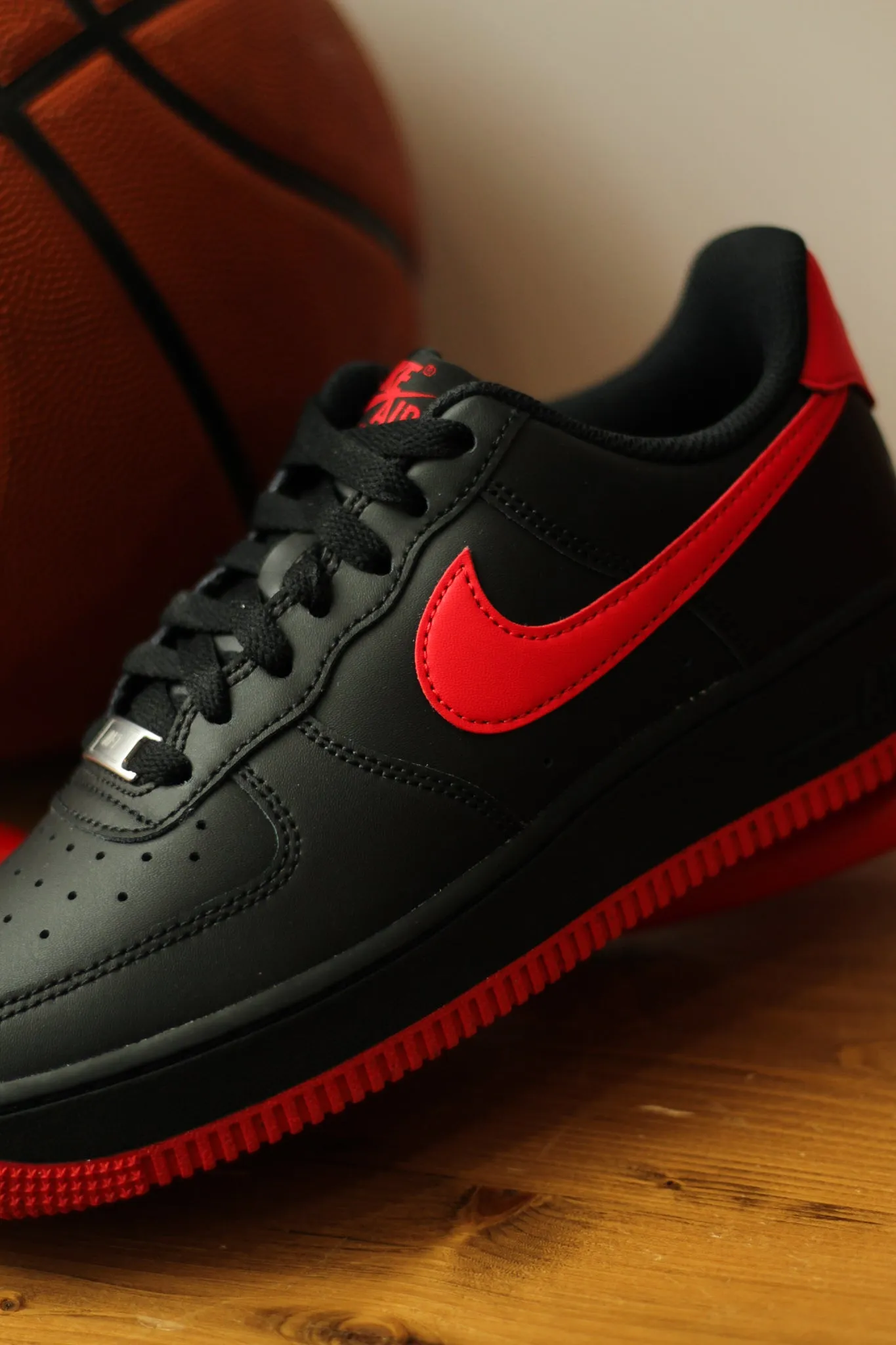 AIR FORCE 1 '07 "BLACK/UNIVERSITY RED"